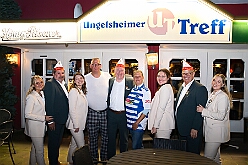 01 VergatttEhrengd 2025-11-07 01  Vergatterung und Hoppeditz  - Im „Ungelsheimer Treff“ begann am Freitagabend, 7. 11. das 1. Auftakt Wochenende der neuen Karnevalssession. Wir waren Gäste bei der „Vergatterung“ der Ehrengarde. Heimspiel für Rabea und Oliver. Zum nächsten Heimspiel, das von Thomas, waren wir dann zum Hoppeditzerwachen seiner KG in Baerl im „Waldhof“. : DVPJ, Toni I, Jules I., Prinz Karneval, Prinz, Prinzessin Aileen I., Hofmarschälle, Page, Pagen, Paginnen, HDK, Duisburg, Karneval, Helau, Tollität, Event, Session 2025, Session 2025, HDK Duisburg, Hauptausschuss, Hauptausschuss Karneval Duisburg, Duisburg ist echt