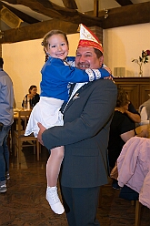 01 VergatttEhrengd 2025-11-07 02  Vergatterung und Hoppeditz  - Im „Ungelsheimer Treff“ begann am Freitagabend, 7. 11. das 1. Auftakt Wochenende der neuen Karnevalssession. Wir waren Gäste bei der „Vergatterung“ der Ehrengarde. Heimspiel für Rabea und Oliver. Zum nächsten Heimspiel, das von Thomas, waren wir dann zum Hoppeditzerwachen seiner KG in Baerl im „Waldhof“. : DVPJ, Toni I, Jules I., Prinz Karneval, Prinz, Prinzessin Aileen I., Hofmarschälle, Page, Pagen, Paginnen, HDK, Duisburg, Karneval, Helau, Tollität, Event, Session 2025, Session 2025, HDK Duisburg, Hauptausschuss, Hauptausschuss Karneval Duisburg, Duisburg ist echt