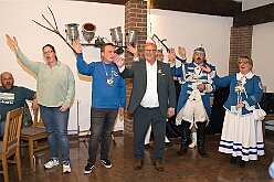 01 VergatttEhrengd 2025-11-07 05  Vergatterung und Hoppeditz  - Im „Ungelsheimer Treff“ begann am Freitagabend, 7. 11. das 1. Auftakt Wochenende der neuen Karnevalssession. Wir waren Gäste bei der „Vergatterung“ der Ehrengarde. Heimspiel für Rabea und Oliver. Zum nächsten Heimspiel, das von Thomas, waren wir dann zum Hoppeditzerwachen seiner KG in Baerl im „Waldhof“. : DVPJ, Toni I, Jules I., Prinz Karneval, Prinz, Prinzessin Aileen I., Hofmarschälle, Page, Pagen, Paginnen, HDK, Duisburg, Karneval, Helau, Tollität, Event, Session 2025, Session 2025, HDK Duisburg, Hauptausschuss, Hauptausschuss Karneval Duisburg, Duisburg ist echt