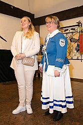 01 VergatttEhrengd 2025-11-07 07  Vergatterung und Hoppeditz  - Im „Ungelsheimer Treff“ begann am Freitagabend, 7. 11. das 1. Auftakt Wochenende der neuen Karnevalssession. Wir waren Gäste bei der „Vergatterung“ der Ehrengarde. Heimspiel für Rabea und Oliver. Zum nächsten Heimspiel, das von Thomas, waren wir dann zum Hoppeditzerwachen seiner KG in Baerl im „Waldhof“. : DVPJ, Toni I, Jules I., Prinz Karneval, Prinz, Prinzessin Aileen I., Hofmarschälle, Page, Pagen, Paginnen, HDK, Duisburg, Karneval, Helau, Tollität, Event, Session 2025, Session 2025, HDK Duisburg, Hauptausschuss, Hauptausschuss Karneval Duisburg, Duisburg ist echt