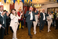 02 Hoppeditz Baerl 2025-11-07 01  Vergatterung und Hoppeditz  - Im „Ungelsheimer Treff“ begann am Freitagabend, 7. 11. das 1. Auftakt Wochenende der neuen Karnevalssession. Wir waren Gäste bei der „Vergatterung“ der Ehrengarde. Heimspiel für Rabea und Oliver. Zum nächsten Heimspiel, das von Thomas, waren wir dann zum Hoppeditzerwachen seiner KG in Baerl im „Waldhof“. : DVPJ, Toni I, Jules I., Prinz Karneval, Prinz, Prinzessin Aileen I., Hofmarschälle, Page, Pagen, Paginnen, HDK, Duisburg, Karneval, Helau, Tollität, Event, Session 2025, Session 2025, HDK Duisburg, Hauptausschuss, Hauptausschuss Karneval Duisburg, Duisburg ist echt