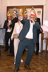 02 Hoppeditz Baerl 2025-11-07 02  Vergatterung und Hoppeditz  - Im „Ungelsheimer Treff“ begann am Freitagabend, 7. 11. das 1. Auftakt Wochenende der neuen Karnevalssession. Wir waren Gäste bei der „Vergatterung“ der Ehrengarde. Heimspiel für Rabea und Oliver. Zum nächsten Heimspiel, das von Thomas, waren wir dann zum Hoppeditzerwachen seiner KG in Baerl im „Waldhof“. : DVPJ, Toni I, Jules I., Prinz Karneval, Prinz, Prinzessin Aileen I., Hofmarschälle, Page, Pagen, Paginnen, HDK, Duisburg, Karneval, Helau, Tollität, Event, Session 2025, Session 2025, HDK Duisburg, Hauptausschuss, Hauptausschuss Karneval Duisburg, Duisburg ist echt