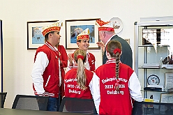 EmpfangRathaus 2025-11-07 04  Empfang im Rathaus der Stadt Duisburg -- OB Sören Link empfing se. des. Tollität Prinz Karneval der Stadt Duisburg 2026,Toni I.. mit seiner Crew im Rathaus. Ein Eintrag In das Gästebuch der Stadt Duisburg durfte hierbei nicht fehlen. : DVPJ, Toni I, Jules I., Prinz Karneval, Prinz, Prinzessin Aileen I., Hofmarschälle, Page, Pagen, Paginnen, HDK, Duisburg, Karneval, Helau, Tollität, Event, Session 2025, Session 2025, HDK Duisburg, Hauptausschuss, Hauptausschuss Karneval Duisburg, Duisburg ist echt