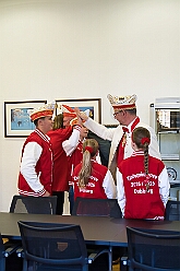 EmpfangRathaus 2025-11-07 05  Empfang im Rathaus der Stadt Duisburg -- OB Sören Link empfing se. des. Tollität Prinz Karneval der Stadt Duisburg 2026,Toni I.. mit seiner Crew im Rathaus. Ein Eintrag In das Gästebuch der Stadt Duisburg durfte hierbei nicht fehlen. : DVPJ, Toni I, Jules I., Prinz Karneval, Prinz, Prinzessin Aileen I., Hofmarschälle, Page, Pagen, Paginnen, HDK, Duisburg, Karneval, Helau, Tollität, Event, Session 2025, Session 2025, HDK Duisburg, Hauptausschuss, Hauptausschuss Karneval Duisburg, Duisburg ist echt