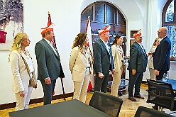 EmpfangRathaus 2025-11-07 07  Empfang im Rathaus der Stadt Duisburg -- OB Sören Link empfing se. des. Tollität Prinz Karneval der Stadt Duisburg 2026,Toni I.. mit seiner Crew im Rathaus. Ein Eintrag In das Gästebuch der Stadt Duisburg durfte hierbei nicht fehlen. : DVPJ, Toni I, Jules I., Prinz Karneval, Prinz, Prinzessin Aileen I., Hofmarschälle, Page, Pagen, Paginnen, HDK, Duisburg, Karneval, Helau, Tollität, Event, Session 2025, Session 2025, HDK Duisburg, Hauptausschuss, Hauptausschuss Karneval Duisburg, Duisburg ist echt