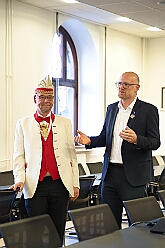 EmpfangRathaus 2025-11-07 08  Empfang im Rathaus der Stadt Duisburg -- OB Sören Link empfing se. des. Tollität Prinz Karneval der Stadt Duisburg 2026,Toni I.. mit seiner Crew im Rathaus. Ein Eintrag In das Gästebuch der Stadt Duisburg durfte hierbei nicht fehlen. : DVPJ, Toni I, Jules I., Prinz Karneval, Prinz, Prinzessin Aileen I., Hofmarschälle, Page, Pagen, Paginnen, HDK, Duisburg, Karneval, Helau, Tollität, Event, Session 2025, Session 2025, HDK Duisburg, Hauptausschuss, Hauptausschuss Karneval Duisburg, Duisburg ist echt