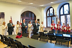 EmpfangRathaus 2025-11-07 09  Empfang im Rathaus der Stadt Duisburg -- OB Sören Link empfing se. des. Tollität Prinz Karneval der Stadt Duisburg 2026,Toni I.. mit seiner Crew im Rathaus. Ein Eintrag In das Gästebuch der Stadt Duisburg durfte hierbei nicht fehlen. : DVPJ, Toni I, Jules I., Prinz Karneval, Prinz, Prinzessin Aileen I., Hofmarschälle, Page, Pagen, Paginnen, HDK, Duisburg, Karneval, Helau, Tollität, Event, Session 2025, Session 2025, HDK Duisburg, Hauptausschuss, Hauptausschuss Karneval Duisburg, Duisburg ist echt