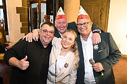 EmpfangRathaus 2025-11-07 25  Empfang im Rathaus der Stadt Duisburg -- OB Sören Link empfing se. des. Tollität Prinz Karneval der Stadt Duisburg 2026,Toni I.. mit seiner Crew im Rathaus. Ein Eintrag In das Gästebuch der Stadt Duisburg durfte hierbei nicht fehlen. : DVPJ, Toni I, Jules I., Prinz Karneval, Prinz, Prinzessin Aileen I., Hofmarschälle, Page, Pagen, Paginnen, HDK, Duisburg, Karneval, Helau, Tollität, Event, Session 2025, Session 2025, HDK Duisburg, Hauptausschuss, Hauptausschuss Karneval Duisburg, Duisburg ist echt