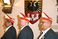 EmpfangRathaus 2025-11-07 32  Empfang im Rathaus der Stadt Duisburg -- OB Sören Link empfing se. des. Tollität Prinz Karneval der Stadt Duisburg 2026,Toni I.. mit seiner Crew im Rathaus. Ein Eintrag In das Gästebuch der Stadt Duisburg durfte hierbei nicht fehlen. : DVPJ, Toni I, Jules I., Prinz Karneval, Prinz, Prinzessin Aileen I., Hofmarschälle, Page, Pagen, Paginnen, HDK, Duisburg, Karneval, Helau, Tollität, Event, Session 2025, Session 2025, HDK Duisburg, Hauptausschuss, Hauptausschuss Karneval Duisburg, Duisburg ist echt