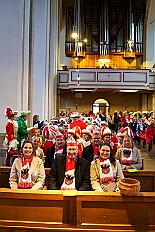 01 Auftakt Nordvere 2025-11-08 01  Von der karnevalistischen Messe bis zum Legionsappell  - Begonnen hat der Tag mit der karnevalistischen Messe in der Abteikirche in Duisburg Hamborn. Danach dann die Auftaktveranstaltung der Nord-Vereine auf der Bühne auf dem Rathausplatz.Über einen kleinen Zwischenstopp in der Wagenbauhalle des .1 OKK 99 Oschau-Berger Jonges e.V. ging es dann zur Party der KG Sonniger Süden in die Falkstraße. Von dort ins „St. Ewald Gemeindehaus“ in Laar, dort feierte die Rot-Goldenen KG. Dann zurück dann in die City zum „IntercityHotel“. Die Römergarde hat zum Legionsappell geladen. : DVPJ, Toni I, Jules I., Prinz Karneval, Prinz, Prinzessin Aileen I., Hofmarschälle, Page, Pagen, Paginnen, HDK, Duisburg, Karneval, Helau, Tollität, Event, Session 2025, Session 2025, HDK Duisburg, Hauptausschuss, Hauptausschuss Karneval Duisburg, Duisburg ist echt
