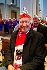 01 Auftakt Nordvere 2025-11-08 02  Von der karnevalistischen Messe bis zum Legionsappell  - Begonnen hat der Tag mit der karnevalistischen Messe in der Abteikirche in Duisburg Hamborn. Danach dann die Auftaktveranstaltung der Nord-Vereine auf der Bühne auf dem Rathausplatz.Über einen kleinen Zwischenstopp in der Wagenbauhalle des .1 OKK 99 Oschau-Berger Jonges e.V. ging es dann zur Party der KG Sonniger Süden in die Falkstraße. Von dort ins „St. Ewald Gemeindehaus“ in Laar, dort feierte die Rot-Goldenen KG. Dann zurück dann in die City zum „IntercityHotel“. Die Römergarde hat zum Legionsappell geladen. : DVPJ, Toni I, Jules I., Prinz Karneval, Prinz, Prinzessin Aileen I., Hofmarschälle, Page, Pagen, Paginnen, HDK, Duisburg, Karneval, Helau, Tollität, Event, Session 2025, Session 2025, HDK Duisburg, Hauptausschuss, Hauptausschuss Karneval Duisburg, Duisburg ist echt