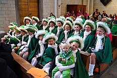 01 Auftakt Nordvere 2025-11-08 04  Von der karnevalistischen Messe bis zum Legionsappell  - Begonnen hat der Tag mit der karnevalistischen Messe in der Abteikirche in Duisburg Hamborn. Danach dann die Auftaktveranstaltung der Nord-Vereine auf der Bühne auf dem Rathausplatz.Über einen kleinen Zwischenstopp in der Wagenbauhalle des .1 OKK 99 Oschau-Berger Jonges e.V. ging es dann zur Party der KG Sonniger Süden in die Falkstraße. Von dort ins „St. Ewald Gemeindehaus“ in Laar, dort feierte die Rot-Goldenen KG. Dann zurück dann in die City zum „IntercityHotel“. Die Römergarde hat zum Legionsappell geladen. : DVPJ, Toni I, Jules I., Prinz Karneval, Prinz, Prinzessin Aileen I., Hofmarschälle, Page, Pagen, Paginnen, HDK, Duisburg, Karneval, Helau, Tollität, Event, Session 2025, Session 2025, HDK Duisburg, Hauptausschuss, Hauptausschuss Karneval Duisburg, Duisburg ist echt