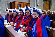 01 Auftakt Nordvere 2025-11-08 05  Von der karnevalistischen Messe bis zum Legionsappell  - Begonnen hat der Tag mit der karnevalistischen Messe in der Abteikirche in Duisburg Hamborn. Danach dann die Auftaktveranstaltung der Nord-Vereine auf der Bühne auf dem Rathausplatz.Über einen kleinen Zwischenstopp in der Wagenbauhalle des .1 OKK 99 Oschau-Berger Jonges e.V. ging es dann zur Party der KG Sonniger Süden in die Falkstraße. Von dort ins „St. Ewald Gemeindehaus“ in Laar, dort feierte die Rot-Goldenen KG. Dann zurück dann in die City zum „IntercityHotel“. Die Römergarde hat zum Legionsappell geladen. : DVPJ, Toni I, Jules I., Prinz Karneval, Prinz, Prinzessin Aileen I., Hofmarschälle, Page, Pagen, Paginnen, HDK, Duisburg, Karneval, Helau, Tollität, Event, Session 2025, Session 2025, HDK Duisburg, Hauptausschuss, Hauptausschuss Karneval Duisburg, Duisburg ist echt