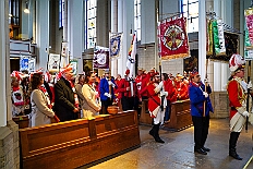 01 Auftakt Nordvere 2025-11-08 06  Von der karnevalistischen Messe bis zum Legionsappell  - Begonnen hat der Tag mit der karnevalistischen Messe in der Abteikirche in Duisburg Hamborn. Danach dann die Auftaktveranstaltung der Nord-Vereine auf der Bühne auf dem Rathausplatz.Über einen kleinen Zwischenstopp in der Wagenbauhalle des .1 OKK 99 Oschau-Berger Jonges e.V. ging es dann zur Party der KG Sonniger Süden in die Falkstraße. Von dort ins „St. Ewald Gemeindehaus“ in Laar, dort feierte die Rot-Goldenen KG. Dann zurück dann in die City zum „IntercityHotel“. Die Römergarde hat zum Legionsappell geladen. : DVPJ, Toni I, Jules I., Prinz Karneval, Prinz, Prinzessin Aileen I., Hofmarschälle, Page, Pagen, Paginnen, HDK, Duisburg, Karneval, Helau, Tollität, Event, Session 2025, Session 2025, HDK Duisburg, Hauptausschuss, Hauptausschuss Karneval Duisburg, Duisburg ist echt