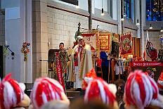 01 Auftakt Nordvere 2025-11-08 10  Von der karnevalistischen Messe bis zum Legionsappell  - Begonnen hat der Tag mit der karnevalistischen Messe in der Abteikirche in Duisburg Hamborn. Danach dann die Auftaktveranstaltung der Nord-Vereine auf der Bühne auf dem Rathausplatz.Über einen kleinen Zwischenstopp in der Wagenbauhalle des .1 OKK 99 Oschau-Berger Jonges e.V. ging es dann zur Party der KG Sonniger Süden in die Falkstraße. Von dort ins „St. Ewald Gemeindehaus“ in Laar, dort feierte die Rot-Goldenen KG. Dann zurück dann in die City zum „IntercityHotel“. Die Römergarde hat zum Legionsappell geladen. : DVPJ, Toni I, Jules I., Prinz Karneval, Prinz, Prinzessin Aileen I., Hofmarschälle, Page, Pagen, Paginnen, HDK, Duisburg, Karneval, Helau, Tollität, Event, Session 2025, Session 2025, HDK Duisburg, Hauptausschuss, Hauptausschuss Karneval Duisburg, Duisburg ist echt