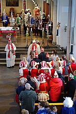 01 Auftakt Nordvere 2025-11-08 12  Von der karnevalistischen Messe bis zum Legionsappell  - Begonnen hat der Tag mit der karnevalistischen Messe in der Abteikirche in Duisburg Hamborn. Danach dann die Auftaktveranstaltung der Nord-Vereine auf der Bühne auf dem Rathausplatz.Über einen kleinen Zwischenstopp in der Wagenbauhalle des .1 OKK 99 Oschau-Berger Jonges e.V. ging es dann zur Party der KG Sonniger Süden in die Falkstraße. Von dort ins „St. Ewald Gemeindehaus“ in Laar, dort feierte die Rot-Goldenen KG. Dann zurück dann in die City zum „IntercityHotel“. Die Römergarde hat zum Legionsappell geladen. : DVPJ, Toni I, Jules I., Prinz Karneval, Prinz, Prinzessin Aileen I., Hofmarschälle, Page, Pagen, Paginnen, HDK, Duisburg, Karneval, Helau, Tollität, Event, Session 2025, Session 2025, HDK Duisburg, Hauptausschuss, Hauptausschuss Karneval Duisburg, Duisburg ist echt