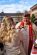 01 Auftakt Nordvere 2025-11-08 14  Von der karnevalistischen Messe bis zum Legionsappell  - Begonnen hat der Tag mit der karnevalistischen Messe in der Abteikirche in Duisburg Hamborn. Danach dann die Auftaktveranstaltung der Nord-Vereine auf der Bühne auf dem Rathausplatz.Über einen kleinen Zwischenstopp in der Wagenbauhalle des .1 OKK 99 Oschau-Berger Jonges e.V. ging es dann zur Party der KG Sonniger Süden in die Falkstraße. Von dort ins „St. Ewald Gemeindehaus“ in Laar, dort feierte die Rot-Goldenen KG. Dann zurück dann in die City zum „IntercityHotel“. Die Römergarde hat zum Legionsappell geladen. : DVPJ, Toni I, Jules I., Prinz Karneval, Prinz, Prinzessin Aileen I., Hofmarschälle, Page, Pagen, Paginnen, HDK, Duisburg, Karneval, Helau, Tollität, Event, Session 2025, Session 2025, HDK Duisburg, Hauptausschuss, Hauptausschuss Karneval Duisburg, Duisburg ist echt