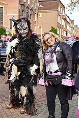 01 Auftakt Nordvere 2025-11-08 16  Von der karnevalistischen Messe bis zum Legionsappell  - Begonnen hat der Tag mit der karnevalistischen Messe in der Abteikirche in Duisburg Hamborn. Danach dann die Auftaktveranstaltung der Nord-Vereine auf der Bühne auf dem Rathausplatz.Über einen kleinen Zwischenstopp in der Wagenbauhalle des .1 OKK 99 Oschau-Berger Jonges e.V. ging es dann zur Party der KG Sonniger Süden in die Falkstraße. Von dort ins „St. Ewald Gemeindehaus“ in Laar, dort feierte die Rot-Goldenen KG. Dann zurück dann in die City zum „IntercityHotel“. Die Römergarde hat zum Legionsappell geladen. : DVPJ, Toni I, Jules I., Prinz Karneval, Prinz, Prinzessin Aileen I., Hofmarschälle, Page, Pagen, Paginnen, HDK, Duisburg, Karneval, Helau, Tollität, Event, Session 2025, Session 2025, HDK Duisburg, Hauptausschuss, Hauptausschuss Karneval Duisburg, Duisburg ist echt