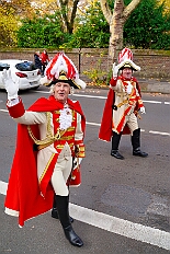 01 Auftakt Nordvere 2025-11-08 19  Von der karnevalistischen Messe bis zum Legionsappell  - Begonnen hat der Tag mit der karnevalistischen Messe in der Abteikirche in Duisburg Hamborn. Danach dann die Auftaktveranstaltung der Nord-Vereine auf der Bühne auf dem Rathausplatz.Über einen kleinen Zwischenstopp in der Wagenbauhalle des .1 OKK 99 Oschau-Berger Jonges e.V. ging es dann zur Party der KG Sonniger Süden in die Falkstraße. Von dort ins „St. Ewald Gemeindehaus“ in Laar, dort feierte die Rot-Goldenen KG. Dann zurück dann in die City zum „IntercityHotel“. Die Römergarde hat zum Legionsappell geladen. : DVPJ, Toni I, Jules I., Prinz Karneval, Prinz, Prinzessin Aileen I., Hofmarschälle, Page, Pagen, Paginnen, HDK, Duisburg, Karneval, Helau, Tollität, Event, Session 2025, Session 2025, HDK Duisburg, Hauptausschuss, Hauptausschuss Karneval Duisburg, Duisburg ist echt