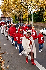 01 Auftakt Nordvere 2025-11-08 20  Von der karnevalistischen Messe bis zum Legionsappell  - Begonnen hat der Tag mit der karnevalistischen Messe in der Abteikirche in Duisburg Hamborn. Danach dann die Auftaktveranstaltung der Nord-Vereine auf der Bühne auf dem Rathausplatz.Über einen kleinen Zwischenstopp in der Wagenbauhalle des .1 OKK 99 Oschau-Berger Jonges e.V. ging es dann zur Party der KG Sonniger Süden in die Falkstraße. Von dort ins „St. Ewald Gemeindehaus“ in Laar, dort feierte die Rot-Goldenen KG. Dann zurück dann in die City zum „IntercityHotel“. Die Römergarde hat zum Legionsappell geladen. : DVPJ, Toni I, Jules I., Prinz Karneval, Prinz, Prinzessin Aileen I., Hofmarschälle, Page, Pagen, Paginnen, HDK, Duisburg, Karneval, Helau, Tollität, Event, Session 2025, Session 2025, HDK Duisburg, Hauptausschuss, Hauptausschuss Karneval Duisburg, Duisburg ist echt