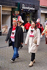 01 Auftakt Nordvere 2025-11-08 22  Von der karnevalistischen Messe bis zum Legionsappell  - Begonnen hat der Tag mit der karnevalistischen Messe in der Abteikirche in Duisburg Hamborn. Danach dann die Auftaktveranstaltung der Nord-Vereine auf der Bühne auf dem Rathausplatz.Über einen kleinen Zwischenstopp in der Wagenbauhalle des .1 OKK 99 Oschau-Berger Jonges e.V. ging es dann zur Party der KG Sonniger Süden in die Falkstraße. Von dort ins „St. Ewald Gemeindehaus“ in Laar, dort feierte die Rot-Goldenen KG. Dann zurück dann in die City zum „IntercityHotel“. Die Römergarde hat zum Legionsappell geladen. : DVPJ, Toni I, Jules I., Prinz Karneval, Prinz, Prinzessin Aileen I., Hofmarschälle, Page, Pagen, Paginnen, HDK, Duisburg, Karneval, Helau, Tollität, Event, Session 2025, Session 2025, HDK Duisburg, Hauptausschuss, Hauptausschuss Karneval Duisburg, Duisburg ist echt