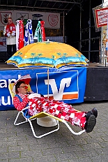 01 Auftakt Nordvere 2025-11-08 24  Von der karnevalistischen Messe bis zum Legionsappell  - Begonnen hat der Tag mit der karnevalistischen Messe in der Abteikirche in Duisburg Hamborn. Danach dann die Auftaktveranstaltung der Nord-Vereine auf der Bühne auf dem Rathausplatz.Über einen kleinen Zwischenstopp in der Wagenbauhalle des .1 OKK 99 Oschau-Berger Jonges e.V. ging es dann zur Party der KG Sonniger Süden in die Falkstraße. Von dort ins „St. Ewald Gemeindehaus“ in Laar, dort feierte die Rot-Goldenen KG. Dann zurück dann in die City zum „IntercityHotel“. Die Römergarde hat zum Legionsappell geladen. : DVPJ, Toni I, Jules I., Prinz Karneval, Prinz, Prinzessin Aileen I., Hofmarschälle, Page, Pagen, Paginnen, HDK, Duisburg, Karneval, Helau, Tollität, Event, Session 2025, Session 2025, HDK Duisburg, Hauptausschuss, Hauptausschuss Karneval Duisburg, Duisburg ist echt