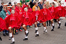 01 Auftakt Nordvere 2025-11-08 26  Von der karnevalistischen Messe bis zum Legionsappell  - Begonnen hat der Tag mit der karnevalistischen Messe in der Abteikirche in Duisburg Hamborn. Danach dann die Auftaktveranstaltung der Nord-Vereine auf der Bühne auf dem Rathausplatz.Über einen kleinen Zwischenstopp in der Wagenbauhalle des .1 OKK 99 Oschau-Berger Jonges e.V. ging es dann zur Party der KG Sonniger Süden in die Falkstraße. Von dort ins „St. Ewald Gemeindehaus“ in Laar, dort feierte die Rot-Goldenen KG. Dann zurück dann in die City zum „IntercityHotel“. Die Römergarde hat zum Legionsappell geladen. : DVPJ, Toni I, Jules I., Prinz Karneval, Prinz, Prinzessin Aileen I., Hofmarschälle, Page, Pagen, Paginnen, HDK, Duisburg, Karneval, Helau, Tollität, Event, Session 2025, Session 2025, HDK Duisburg, Hauptausschuss, Hauptausschuss Karneval Duisburg, Duisburg ist echt