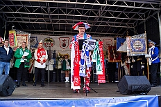 01 Auftakt Nordvere 2025-11-08 29  Von der karnevalistischen Messe bis zum Legionsappell  - Begonnen hat der Tag mit der karnevalistischen Messe in der Abteikirche in Duisburg Hamborn. Danach dann die Auftaktveranstaltung der Nord-Vereine auf der Bühne auf dem Rathausplatz.Über einen kleinen Zwischenstopp in der Wagenbauhalle des .1 OKK 99 Oschau-Berger Jonges e.V. ging es dann zur Party der KG Sonniger Süden in die Falkstraße. Von dort ins „St. Ewald Gemeindehaus“ in Laar, dort feierte die Rot-Goldenen KG. Dann zurück dann in die City zum „IntercityHotel“. Die Römergarde hat zum Legionsappell geladen. : DVPJ, Toni I, Jules I., Prinz Karneval, Prinz, Prinzessin Aileen I., Hofmarschälle, Page, Pagen, Paginnen, HDK, Duisburg, Karneval, Helau, Tollität, Event, Session 2025, Session 2025, HDK Duisburg, Hauptausschuss, Hauptausschuss Karneval Duisburg, Duisburg ist echt