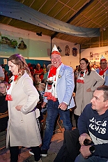 02 Wagenbau ! OKK Orsoy 2025-11-08 01  Von der karnevalistischen Messe bis zum Legionsappell  - Begonnen hat der Tag mit der karnevalistischen Messe in der Abteikirche in Duisburg Hamborn. Danach dann die Auftaktveranstaltung der Nord-Vereine auf der Bühne auf dem Rathausplatz.Über einen kleinen Zwischenstopp in der Wagenbauhalle des .1 OKK 99 Oschau-Berger Jonges e.V. ging es dann zur Party der KG Sonniger Süden in die Falkstraße. Von dort ins „St. Ewald Gemeindehaus“ in Laar, dort feierte die Rot-Goldenen KG. Dann zurück dann in die City zum „IntercityHotel“. Die Römergarde hat zum Legionsappell geladen. : DVPJ, Toni I, Jules I., Prinz Karneval, Prinz, Prinzessin Aileen I., Hofmarschälle, Page, Pagen, Paginnen, HDK, Duisburg, Karneval, Helau, Tollität, Event, Session 2025, Session 2025, HDK Duisburg, Hauptausschuss, Hauptausschuss Karneval Duisburg, Duisburg ist echt