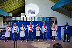 02 Wagenbau ! OKK Orsoy 2025-11-08 02  Von der karnevalistischen Messe bis zum Legionsappell  - Begonnen hat der Tag mit der karnevalistischen Messe in der Abteikirche in Duisburg Hamborn. Danach dann die Auftaktveranstaltung der Nord-Vereine auf der Bühne auf dem Rathausplatz.Über einen kleinen Zwischenstopp in der Wagenbauhalle des .1 OKK 99 Oschau-Berger Jonges e.V. ging es dann zur Party der KG Sonniger Süden in die Falkstraße. Von dort ins „St. Ewald Gemeindehaus“ in Laar, dort feierte die Rot-Goldenen KG. Dann zurück dann in die City zum „IntercityHotel“. Die Römergarde hat zum Legionsappell geladen. : DVPJ, Toni I, Jules I., Prinz Karneval, Prinz, Prinzessin Aileen I., Hofmarschälle, Page, Pagen, Paginnen, HDK, Duisburg, Karneval, Helau, Tollität, Event, Session 2025, Session 2025, HDK Duisburg, Hauptausschuss, Hauptausschuss Karneval Duisburg, Duisburg ist echt