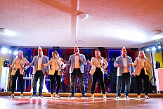 03 Party SonnigSied 2025-11-08 05  Von der karnevalistischen Messe bis zum Legionsappell  - Begonnen hat der Tag mit der karnevalistischen Messe in der Abteikirche in Duisburg Hamborn. Danach dann die Auftaktveranstaltung der Nord-Vereine auf der Bühne auf dem Rathausplatz.Über einen kleinen Zwischenstopp in der Wagenbauhalle des .1 OKK 99 Oschau-Berger Jonges e.V. ging es dann zur Party der KG Sonniger Süden in die Falkstraße. Von dort ins „St. Ewald Gemeindehaus“ in Laar, dort feierte die Rot-Goldenen KG. Dann zurück dann in die City zum „IntercityHotel“. Die Römergarde hat zum Legionsappell geladen. : DVPJ, Toni I, Jules I., Prinz Karneval, Prinz, Prinzessin Aileen I., Hofmarschälle, Page, Pagen, Paginnen, HDK, Duisburg, Karneval, Helau, Tollität, Event, Session 2025, Session 2025, HDK Duisburg, Hauptausschuss, Hauptausschuss Karneval Duisburg, Duisburg ist echt