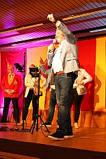 04 KG RG Laar 2025-11-08 01  Von der karnevalistischen Messe bis zum Legionsappell  - Begonnen hat der Tag mit der karnevalistischen Messe in der Abteikirche in Duisburg Hamborn. Danach dann die Auftaktveranstaltung der Nord-Vereine auf der Bühne auf dem Rathausplatz.Über einen kleinen Zwischenstopp in der Wagenbauhalle des .1 OKK 99 Oschau-Berger Jonges e.V. ging es dann zur Party der KG Sonniger Süden in die Falkstraße. Von dort ins „St. Ewald Gemeindehaus“ in Laar, dort feierte die Rot-Goldenen KG. Dann zurück dann in die City zum „IntercityHotel“. Die Römergarde hat zum Legionsappell geladen. : DVPJ, Toni I, Jules I., Prinz Karneval, Prinz, Prinzessin Aileen I., Hofmarschälle, Page, Pagen, Paginnen, HDK, Duisburg, Karneval, Helau, Tollität, Event, Session 2025, Session 2025, HDK Duisburg, Hauptausschuss, Hauptausschuss Karneval Duisburg, Duisburg ist echt