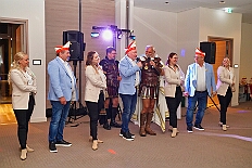 05 LegionAppel Roemergd 2025-11-08 02  Von der karnevalistischen Messe bis zum Legionsappell  - Begonnen hat der Tag mit der karnevalistischen Messe in der Abteikirche in Duisburg Hamborn. Danach dann die Auftaktveranstaltung der Nord-Vereine auf der Bühne auf dem Rathausplatz.Über einen kleinen Zwischenstopp in der Wagenbauhalle des .1 OKK 99 Oschau-Berger Jonges e.V. ging es dann zur Party der KG Sonniger Süden in die Falkstraße. Von dort ins „St. Ewald Gemeindehaus“ in Laar, dort feierte die Rot-Goldenen KG. Dann zurück dann in die City zum „IntercityHotel“. Die Römergarde hat zum Legionsappell geladen. : DVPJ, Toni I, Jules I., Prinz Karneval, Prinz, Prinzessin Aileen I., Hofmarschälle, Page, Pagen, Paginnen, HDK, Duisburg, Karneval, Helau, Tollität, Event, Session 2025, Session 2025, HDK Duisburg, Hauptausschuss, Hauptausschuss Karneval Duisburg, Duisburg ist echt