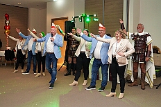 05 LegionAppel Roemergd 2025-11-08 03  Von der karnevalistischen Messe bis zum Legionsappell  - Begonnen hat der Tag mit der karnevalistischen Messe in der Abteikirche in Duisburg Hamborn. Danach dann die Auftaktveranstaltung der Nord-Vereine auf der Bühne auf dem Rathausplatz.Über einen kleinen Zwischenstopp in der Wagenbauhalle des .1 OKK 99 Oschau-Berger Jonges e.V. ging es dann zur Party der KG Sonniger Süden in die Falkstraße. Von dort ins „St. Ewald Gemeindehaus“ in Laar, dort feierte die Rot-Goldenen KG. Dann zurück dann in die City zum „IntercityHotel“. Die Römergarde hat zum Legionsappell geladen. : DVPJ, Toni I, Jules I., Prinz Karneval, Prinz, Prinzessin Aileen I., Hofmarschälle, Page, Pagen, Paginnen, HDK, Duisburg, Karneval, Helau, Tollität, Event, Session 2025, Session 2025, HDK Duisburg, Hauptausschuss, Hauptausschuss Karneval Duisburg, Duisburg ist echt