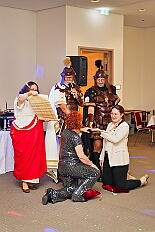 05 LegionAppel Roemergd 2025-11-08 08  Von der karnevalistischen Messe bis zum Legionsappell  - Begonnen hat der Tag mit der karnevalistischen Messe in der Abteikirche in Duisburg Hamborn. Danach dann die Auftaktveranstaltung der Nord-Vereine auf der Bühne auf dem Rathausplatz.Über einen kleinen Zwischenstopp in der Wagenbauhalle des .1 OKK 99 Oschau-Berger Jonges e.V. ging es dann zur Party der KG Sonniger Süden in die Falkstraße. Von dort ins „St. Ewald Gemeindehaus“ in Laar, dort feierte die Rot-Goldenen KG. Dann zurück dann in die City zum „IntercityHotel“. Die Römergarde hat zum Legionsappell geladen. : DVPJ, Toni I, Jules I., Prinz Karneval, Prinz, Prinzessin Aileen I., Hofmarschälle, Page, Pagen, Paginnen, HDK, Duisburg, Karneval, Helau, Tollität, Event, Session 2025, Session 2025, HDK Duisburg, Hauptausschuss, Hauptausschuss Karneval Duisburg, Duisburg ist echt