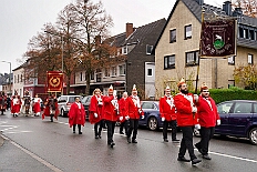 01 Biwak KG AMaB 2025-11-0 06  2 Mal Heimspiel  - Sonntagmorgen 9. November, Biwak der KG Alle Mann an Bord - die »Blauen Jungs« 1955 e.V., der „Heimathafen“ für unsere Christin und indirekt auch für se. des. Tollität. Ein Geschenk gab es auch, eine „Pömpel“ aus Marzipan. Danach dann zum Hoppditzerwachen der KG Südstern. Die Heimatgesellschaft in Serm von Pia und Toni. : DVPJ, Toni I, Jules I., Prinz Karneval, Prinz, Prinzessin Aileen I., Hofmarschälle, Page, Pagen, Paginnen, HDK, Duisburg, Karneval, Helau, Tollität, Event, Session 2025, Session 2025, HDK Duisburg, Hauptausschuss, Hauptausschuss Karneval Duisburg, Duisburg ist echt