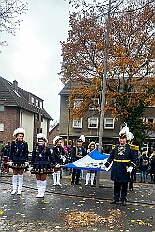01 Biwak KG AMaB 2025-11-0 14  2 Mal Heimspiel  - Sonntagmorgen 9. November, Biwak der KG Alle Mann an Bord - die »Blauen Jungs« 1955 e.V., der „Heimathafen“ für unsere Christin und indirekt auch für se. des. Tollität. Ein Geschenk gab es auch, eine „Pömpel“ aus Marzipan. Danach dann zum Hoppditzerwachen der KG Südstern. Die Heimatgesellschaft in Serm von Pia und Toni. : DVPJ, Toni I, Jules I., Prinz Karneval, Prinz, Prinzessin Aileen I., Hofmarschälle, Page, Pagen, Paginnen, HDK, Duisburg, Karneval, Helau, Tollität, Event, Session 2025, Session 2025, HDK Duisburg, Hauptausschuss, Hauptausschuss Karneval Duisburg, Duisburg ist echt