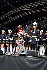 01 Biwak KG AMaB 2025-11-0 17  2 Mal Heimspiel  - Sonntagmorgen 9. November, Biwak der KG Alle Mann an Bord - die »Blauen Jungs« 1955 e.V., der „Heimathafen“ für unsere Christin und indirekt auch für se. des. Tollität. Ein Geschenk gab es auch, eine „Pömpel“ aus Marzipan. Danach dann zum Hoppditzerwachen der KG Südstern. Die Heimatgesellschaft in Serm von Pia und Toni. : DVPJ, Toni I, Jules I., Prinz Karneval, Prinz, Prinzessin Aileen I., Hofmarschälle, Page, Pagen, Paginnen, HDK, Duisburg, Karneval, Helau, Tollität, Event, Session 2025, Session 2025, HDK Duisburg, Hauptausschuss, Hauptausschuss Karneval Duisburg, Duisburg ist echt