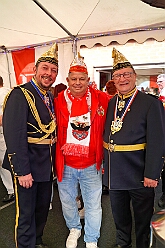 01 Hopped Stadtgad 2025-11-11 03  Elfter im Elften - Pünktlich um 11.11 Uhr startete die Stadtgarde mit uns auf dem Gelände des Polizeisportvereins in Duissern in die Session 25/26.  Später waren wir dann noch auf der anderen Rheinseite in Moers beim Hoppeditzerwachen der KG Humorica 69 e.V. : DVPJ, Toni I, Jules I., Prinz Karneval, Prinz, Prinzessin Aileen I., Hofmarschälle, Page, Pagen, Paginnen, HDK, Duisburg, Karneval, Helau, Tollität, Event, Session 2025, Session 2025, HDK Duisburg, Hauptausschuss, Hauptausschuss Karneval Duisburg, Duisburg ist echt