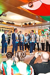 02 Hopped KG Humorica 2025-11-11 02  Elfter im Elften - Pünktlich um 11.11 Uhr startete die Stadtgarde mit uns auf dem Gelände des Polizeisportvereins in Duissern in die Session 25/26.  Später waren wir dann noch auf der anderen Rheinseite in Moers beim Hoppeditzerwachen der KG Humorica 69 e.V. : DVPJ, Toni I, Jules I., Prinz Karneval, Prinz, Prinzessin Aileen I., Hofmarschälle, Page, Pagen, Paginnen, HDK, Duisburg, Karneval, Helau, Tollität, Event, Session 2025, Session 2025, HDK Duisburg, Hauptausschuss, Hauptausschuss Karneval Duisburg, Duisburg ist echt