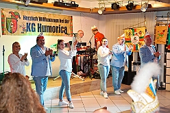 02 Hopped KG Humorica 2025-11-11 04  Elfter im Elften - Pünktlich um 11.11 Uhr startete die Stadtgarde mit uns auf dem Gelände des Polizeisportvereins in Duissern in die Session 25/26.  Später waren wir dann noch auf der anderen Rheinseite in Moers beim Hoppeditzerwachen der KG Humorica 69 e.V. : DVPJ, Toni I, Jules I., Prinz Karneval, Prinz, Prinzessin Aileen I., Hofmarschälle, Page, Pagen, Paginnen, HDK, Duisburg, Karneval, Helau, Tollität, Event, Session 2025, Session 2025, HDK Duisburg, Hauptausschuss, Hauptausschuss Karneval Duisburg, Duisburg ist echt