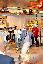 02 Hopped KG Humorica 2025-11-11 05  Elfter im Elften - Pünktlich um 11.11 Uhr startete die Stadtgarde mit uns auf dem Gelände des Polizeisportvereins in Duissern in die Session 25/26.  Später waren wir dann noch auf der anderen Rheinseite in Moers beim Hoppeditzerwachen der KG Humorica 69 e.V. : DVPJ, Toni I, Jules I., Prinz Karneval, Prinz, Prinzessin Aileen I., Hofmarschälle, Page, Pagen, Paginnen, HDK, Duisburg, Karneval, Helau, Tollität, Event, Session 2025, Session 2025, HDK Duisburg, Hauptausschuss, Hauptausschuss Karneval Duisburg, Duisburg ist echt