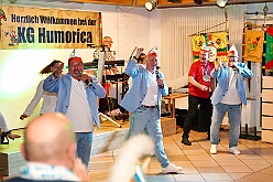 02 Hopped KG Humorica 2025-11-11 06  Elfter im Elften - Pünktlich um 11.11 Uhr startete die Stadtgarde mit uns auf dem Gelände des Polizeisportvereins in Duissern in die Session 25/26.  Später waren wir dann noch auf der anderen Rheinseite in Moers beim Hoppeditzerwachen der KG Humorica 69 e.V. : DVPJ, Toni I, Jules I., Prinz Karneval, Prinz, Prinzessin Aileen I., Hofmarschälle, Page, Pagen, Paginnen, HDK, Duisburg, Karneval, Helau, Tollität, Event, Session 2025, Session 2025, HDK Duisburg, Hauptausschuss, Hauptausschuss Karneval Duisburg, Duisburg ist echt