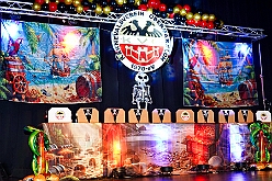 01 Herrenz KVO 2026-01-17 01  Tour-Tag, Samstag 17. Januar  - Wir begannen die Tour Abends in Hamborn, die KVO hielt der ihre Herrensitzung in der Clauberghalle ab. Von dort ging es zur Veranstaltung des MCV, die im Hagenshof zum „Schlager trifft Karneval“ aufgerufen hatten. Den letzten Act hatten wir dann im schon „heimisch“ gewordenen Steinhof in Huckingen. Die Duisburger Musketiere hatten dort zum „Lachen ist Gesund“ aufgerufen. : DVPJ, Toni I, Jules I., Prinz Karneval, Prinz, Prinzessin Aileen I., Hofmarschälle, Page, Pagen, Paginnen, HDK, Duisburg, Karneval, Helau, Tollität, Event, Session 2025, Session 2025, HDK Duisburg, Hauptausschuss, Hauptausschuss Karneval Duisburg, Duisburg ist echt