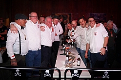 01 Herrenz KVO 2026-01-17 07  Tour-Tag, Samstag 17. Januar  - Wir begannen die Tour Abends in Hamborn, die KVO hielt der ihre Herrensitzung in der Clauberghalle ab. Von dort ging es zur Veranstaltung des MCV, die im Hagenshof zum „Schlager trifft Karneval“ aufgerufen hatten. Den letzten Act hatten wir dann im schon „heimisch“ gewordenen Steinhof in Huckingen. Die Duisburger Musketiere hatten dort zum „Lachen ist Gesund“ aufgerufen. : DVPJ, Toni I, Jules I., Prinz Karneval, Prinz, Prinzessin Aileen I., Hofmarschälle, Page, Pagen, Paginnen, HDK, Duisburg, Karneval, Helau, Tollität, Event, Session 2025, Session 2025, HDK Duisburg, Hauptausschuss, Hauptausschuss Karneval Duisburg, Duisburg ist echt