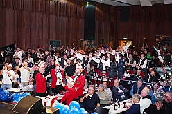 01 Herrenz KVO 2026-01-17 10  Tour-Tag, Samstag 17. Januar  - Wir begannen die Tour Abends in Hamborn, die KVO hielt der ihre Herrensitzung in der Clauberghalle ab. Von dort ging es zur Veranstaltung des MCV, die im Hagenshof zum „Schlager trifft Karneval“ aufgerufen hatten. Den letzten Act hatten wir dann im schon „heimisch“ gewordenen Steinhof in Huckingen. Die Duisburger Musketiere hatten dort zum „Lachen ist Gesund“ aufgerufen. : DVPJ, Toni I, Jules I., Prinz Karneval, Prinz, Prinzessin Aileen I., Hofmarschälle, Page, Pagen, Paginnen, HDK, Duisburg, Karneval, Helau, Tollität, Event, Session 2025, Session 2025, HDK Duisburg, Hauptausschuss, Hauptausschuss Karneval Duisburg, Duisburg ist echt