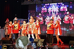 03 Lachen Gesund Musket MCV 2026-01-17 03  Tour-Tag, Samstag 17. Januar  - Wir begannen die Tour Abends in Hamborn, die KVO hielt der ihre Herrensitzung in der Clauberghalle ab. Von dort ging es zur Veranstaltung des MCV, die im Hagenshof zum „Schlager trifft Karneval“ aufgerufen hatten. Den letzten Act hatten wir dann im schon „heimisch“ gewordenen Steinhof in Huckingen. Die Duisburger Musketiere hatten dort zum „Lachen ist Gesund“ aufgerufen. : DVPJ, Toni I, Jules I., Prinz Karneval, Prinz, Prinzessin Aileen I., Hofmarschälle, Page, Pagen, Paginnen, HDK, Duisburg, Karneval, Helau, Tollität, Event, Session 2025, Session 2025, HDK Duisburg, Hauptausschuss, Hauptausschuss Karneval Duisburg, Duisburg ist echt