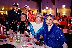 03 Lachen Gesund Musket MCV 2026-01-17 04  Tour-Tag, Samstag 17. Januar  - Wir begannen die Tour Abends in Hamborn, die KVO hielt der ihre Herrensitzung in der Clauberghalle ab. Von dort ging es zur Veranstaltung des MCV, die im Hagenshof zum „Schlager trifft Karneval“ aufgerufen hatten. Den letzten Act hatten wir dann im schon „heimisch“ gewordenen Steinhof in Huckingen. Die Duisburger Musketiere hatten dort zum „Lachen ist Gesund“ aufgerufen. : DVPJ, Toni I, Jules I., Prinz Karneval, Prinz, Prinzessin Aileen I., Hofmarschälle, Page, Pagen, Paginnen, HDK, Duisburg, Karneval, Helau, Tollität, Event, Session 2025, Session 2025, HDK Duisburg, Hauptausschuss, Hauptausschuss Karneval Duisburg, Duisburg ist echt