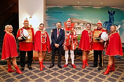 03 Lachen Gesund Musket MCV 2026-01-17 12  Tour-Tag, Samstag 17. Januar  - Wir begannen die Tour Abends in Hamborn, die KVO hielt der ihre Herrensitzung in der Clauberghalle ab. Von dort ging es zur Veranstaltung des MCV, die im Hagenshof zum „Schlager trifft Karneval“ aufgerufen hatten. Den letzten Act hatten wir dann im schon „heimisch“ gewordenen Steinhof in Huckingen. Die Duisburger Musketiere hatten dort zum „Lachen ist Gesund“ aufgerufen. : DVPJ, Toni I, Jules I., Prinz Karneval, Prinz, Prinzessin Aileen I., Hofmarschälle, Page, Pagen, Paginnen, HDK, Duisburg, Karneval, Helau, Tollität, Event, Session 2025, Session 2025, HDK Duisburg, Hauptausschuss, Hauptausschuss Karneval Duisburg, Duisburg ist echt