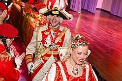 01 HerrensStadtgrd 2026- 01-25 06  Stadtgarde und MSV -  Zu besten Mittagszeit waren wir der Programmpunkt auf der Herrensitzung der Stadtgarde Duisburg Rot-Weiss in der Aula des Gertrud-Bäumer-Berufskollegs. Dann ging es ins „Wohnzimmer“ aller MSV Fan´s. In der Business Lounge in der „schauinsland reisen arena“ fand der jährliche Sponsoren Neujahrs Empfang statt. : DVPJ, Toni I, Jules I., Prinz Karneval, Prinz, Prinzessin Aileen I., Hofmarschälle, Page, Pagen, Paginnen, HDK, Duisburg, Karneval, Helau, Tollität, Event, Session 2025, Session 2025, HDK Duisburg, Hauptausschuss, Hauptausschuss Karneval Duisburg, Duisburg ist echt